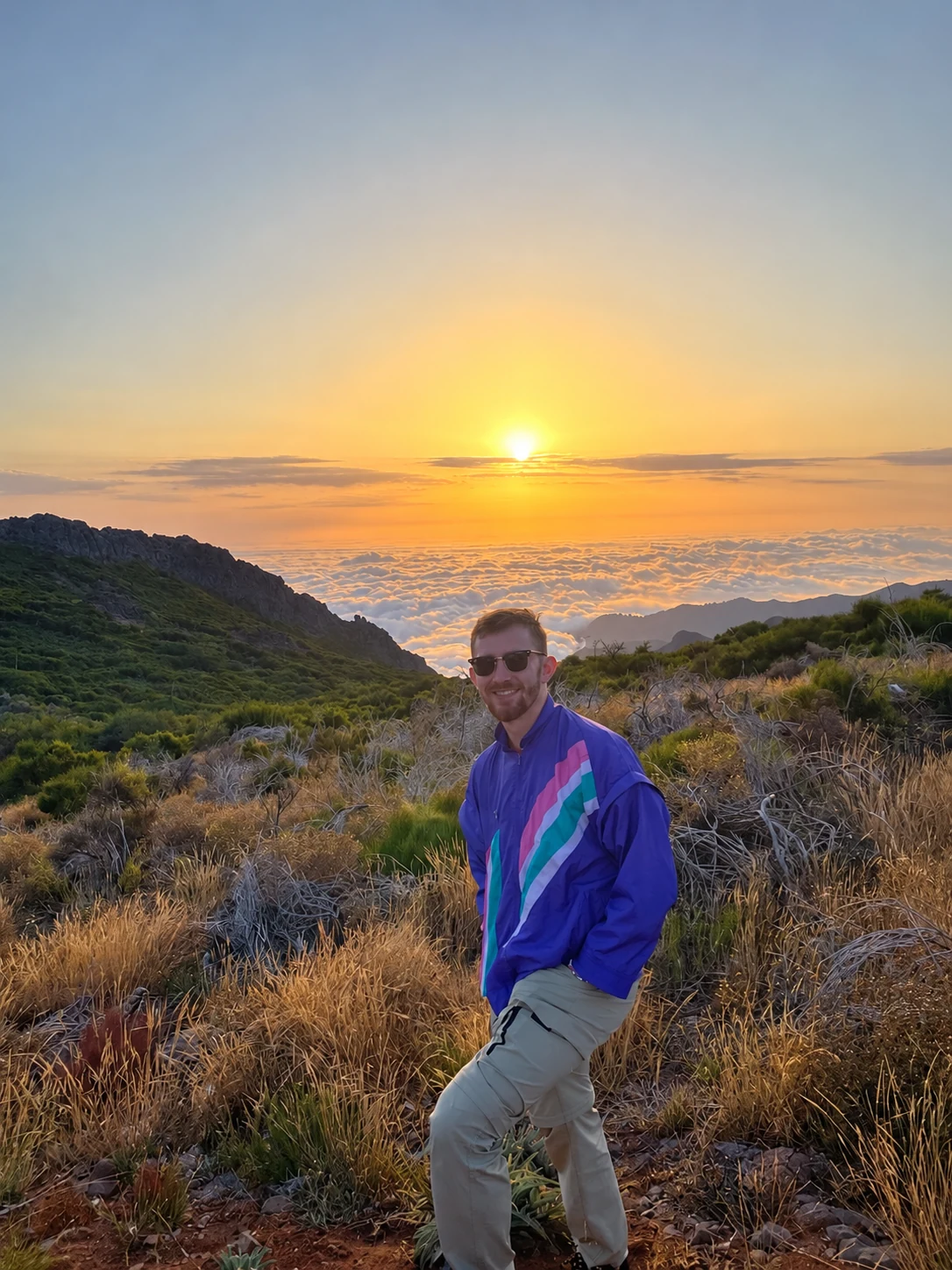 Linus vor einem Sonnenaufgang über den Bergen